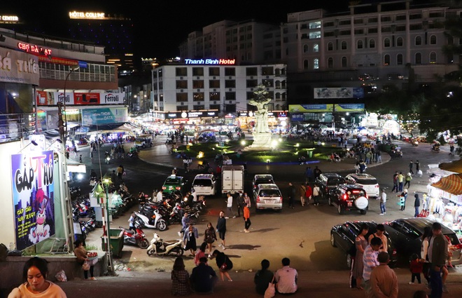 Quán ăn, hàng rong ở Đà Lạt sau dịch Covid-19: Bán cả tối vẫn không thể trả đủ tiền thuê nhân viên - Ảnh 1.