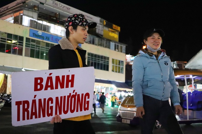 Quán ăn, hàng rong ở Đà Lạt sau dịch Covid-19: Bán cả tối vẫn không thể trả đủ tiền thuê nhân viên - Ảnh 3.