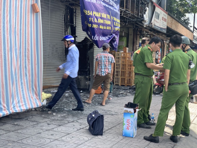 Nghi can vụ cháy chi nhánh ngân hàng Eximbank và nhà dân ở Sài Gòn được đưa tới hiện trường để thực nghiệm - Ảnh 2.