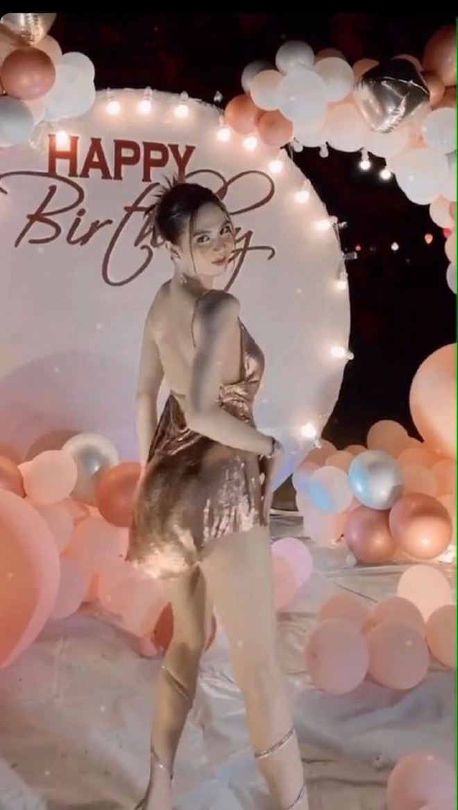 Chưa biết vlog của Vũ Khắc Tiệp sẽ review cái gì nhưng riêng màn nhảy nhót bên lửa trại của Ngọc Trinh cũng đủ để dân tình đứng ngồi không yên - Ảnh 5. Chưa biết vlog của Vũ Khắc Tiệp sẽ review cái gì nhưng riêng màn nhảy nhót bên lửa trại của Ngọc Trinh cũng đủ để dân tình đứng ngồi không yên - Ảnh 5.