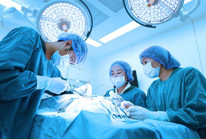 Quý bà Hà Nội choáng nghe BS thông báo vỡ túi độn ngực, nghi ung thư vú - Ảnh 1.