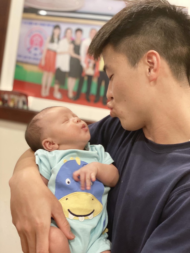 "Bố bỉm sữa" Duy Mạnh toát mồ hôi khi bế em bé, nhưng biểu cảm đáng yêu của hai bố con mới chiếm trọn spotlight - Ảnh 1.