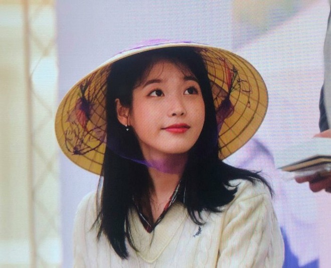 IU làm show miễn phí phát sóng truyền hình đã đành, còn hát liên tục 60 bài tặng fan, nhân viên tại trường quay xúc động đến... bật khóc! - Ảnh 6.