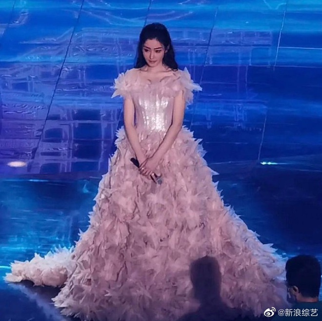 Hiếm lắm 3 mỹ nh&acirc;n hot nhất nh&igrave; Cbiz c&ugrave;ng khung h&igrave;nh: Angela Baby bỗng bị đ&agrave;n em &aacute;t lu&ocirc;n, v&ograve;ng 1 căng đầy biến đ&acirc;u mất? - Ảnh 7.