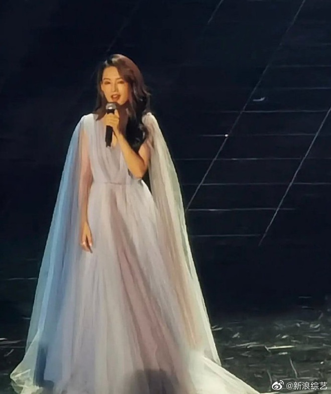 Hiếm lắm 3 mỹ nh&acirc;n hot nhất nh&igrave; Cbiz c&ugrave;ng khung h&igrave;nh: Angela Baby bỗng bị đ&agrave;n em &aacute;t lu&ocirc;n, v&ograve;ng 1 căng đầy biến đ&acirc;u mất? - Ảnh 6.