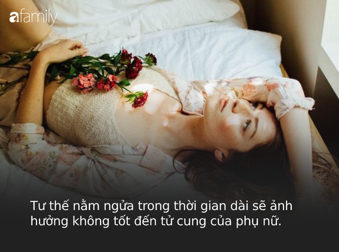 Phụ nữ khi ngủ không nên nằm lâu ở 2 tư thế này vì sẽ làm tổn thương tử cung và vòng 1 rất nhanh - Ảnh 1.