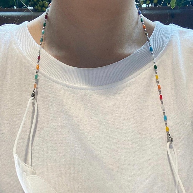 Trend mới bắt ngay: Dây đeo khẩu trang diện lên sang chảnh cả con người, lại công dụng 4 trong 1 - Ảnh 7. Trend mới bắt ngay: Dây đeo khẩu trang diện lên sang chảnh cả con người, lại công dụng 4 trong 1 - Ảnh 7.