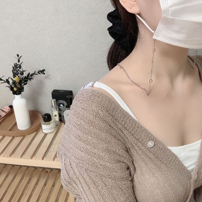 Trend mới bắt ngay: Dây đeo khẩu trang diện lên sang chảnh cả con người, lại công dụng 4 trong 1 - Ảnh 3. Trend mới bắt ngay: Dây đeo khẩu trang diện lên sang chảnh cả con người, lại công dụng 4 trong 1 - Ảnh 3.