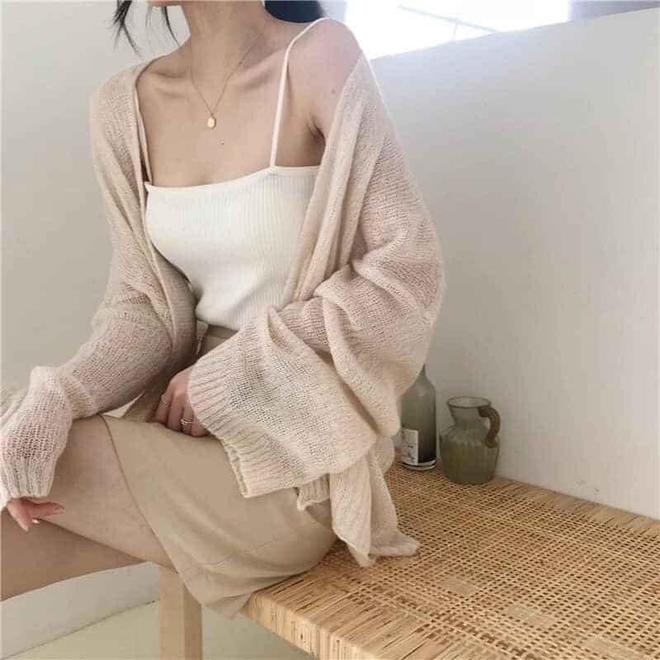 8 chiêu trò diện cardigan hờ hững, buông lơi học từ gái Hàn đến gái Pháp chuẩn chỉnh cho ngày hanh hao gió mùa - Ảnh 6.