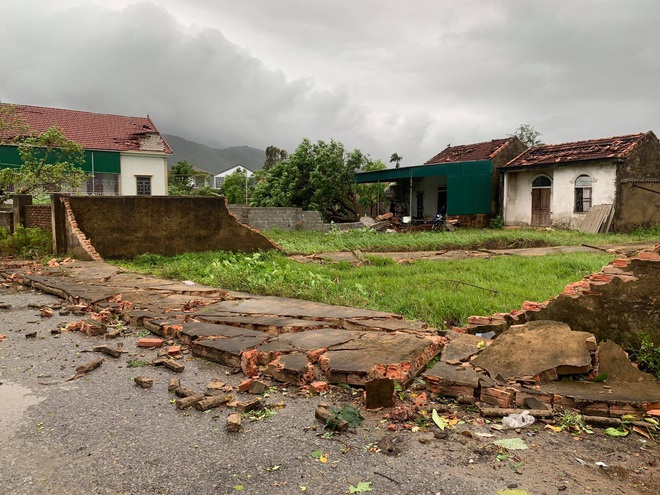 Hàng chục ngôi nhà ở Hà Tĩnh bị tốc mái sau trận lốc xoáy - Ảnh 1.