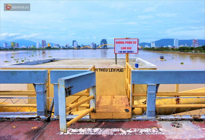 Người Đà Nẵng thích thú lần đầu chứng kiến cây cầu lịch sử nâng nhịp cho tàu thuyền qua lại - Ảnh 5.