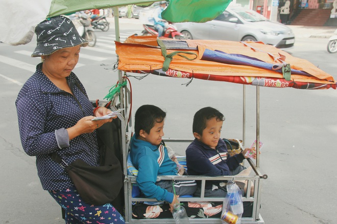 Đôi song sinh khuyết tật 14 tuổi hát cực hay, theo mẹ bán vé số khắp Sài Gòn: Cha tụi con mất rồi, chỉ còn có mẹ thôi - Ảnh 5.