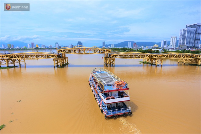 Người Đà Nẵng thích thú lần đầu chứng kiến cây cầu lịch sử nâng nhịp cho tàu thuyền qua lại - Ảnh 1.