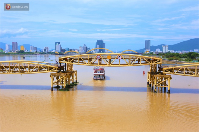 Người Đà Nẵng thích thú lần đầu chứng kiến cây cầu lịch sử nâng nhịp cho tàu thuyền qua lại - Ảnh 4.
