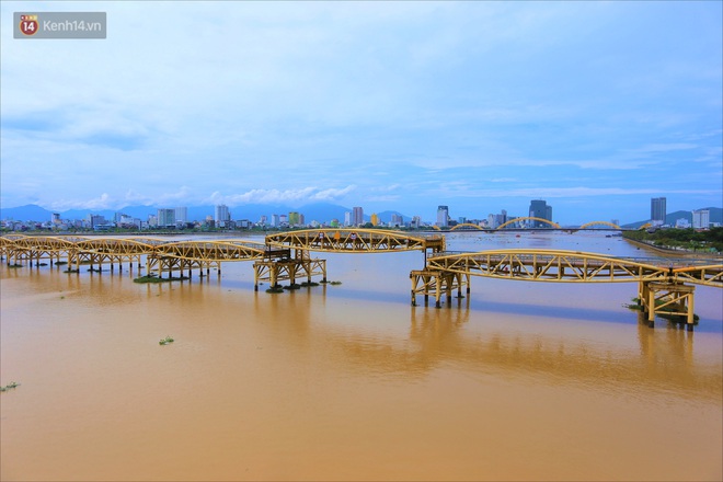 Người Đà Nẵng thích thú lần đầu chứng kiến cây cầu lịch sử nâng nhịp cho tàu thuyền qua lại - Ảnh 3.