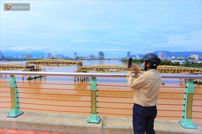 Người Đà Nẵng thích thú lần đầu chứng kiến cây cầu lịch sử nâng nhịp cho tàu thuyền qua lại - Ảnh 11.
