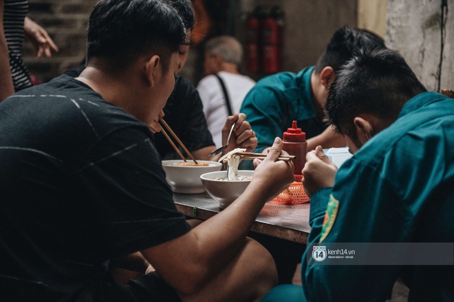 Hà Nội trở lạnh khiến ai cũng mê mẩn: Mùa thu về rồi kìa, còn không mau kiếm người yêu đi thôi! - Ảnh 2.