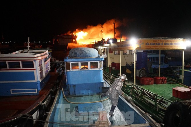 Hỏa hoạn bao trùm 3 tàu, xuồng ở Cam Ranh, thiệt hại ban đầu 14 tỷ đồng - Ảnh 2.