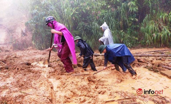 Mưa lớn, sạt lở đất, bản làng biên giới Nghệ An bị cô lập, 1 người tử vong - Ảnh 1.