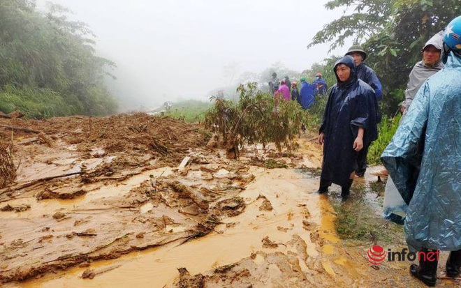 Mưa lớn, sạt lở đất, bản làng biên giới Nghệ An bị cô lập, 1 người tử vong - Ảnh 4.