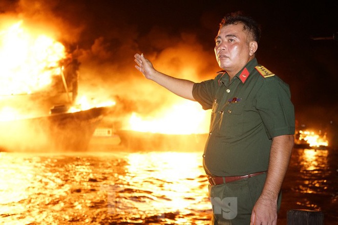 Hỏa hoạn bao trùm 3 tàu, xuồng ở Cam Ranh, thiệt hại ban đầu 14 tỷ đồng - Ảnh 5.