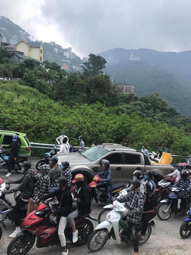 Đường lên Tam Đảo "thất thủ" ngày 2⁄9, hàng nghìn thanh niên mệt mỏi vì ùn tắc nhiều km - Ảnh 2. Đường lên Tam Đảo "thất thủ" ngày 2⁄9, hàng nghìn thanh niên mệt mỏi vì ùn tắc nhiều km - Ảnh 2.