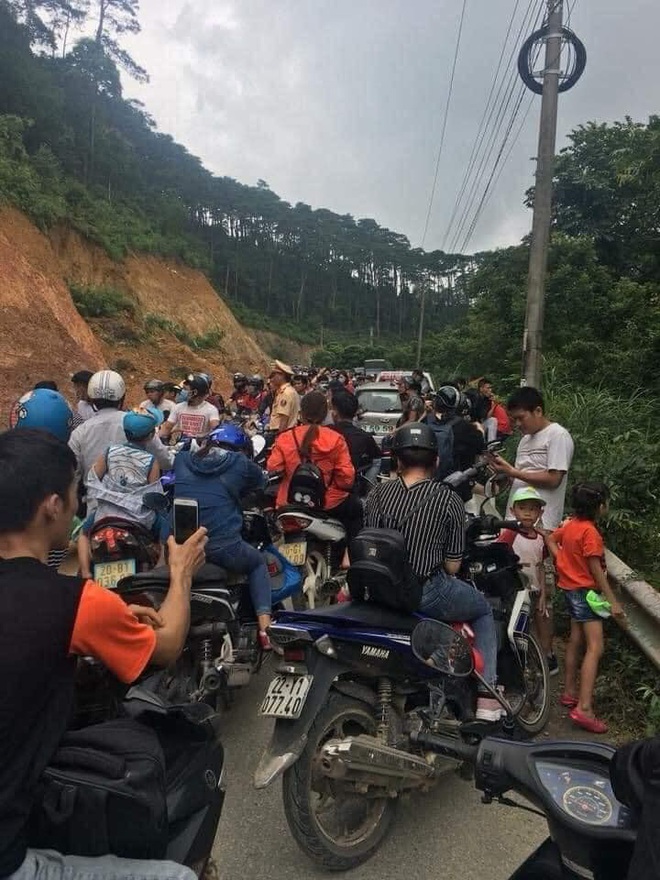 Đường lên Tam Đảo "thất thủ" ngày 2⁄9, hàng nghìn thanh niên mệt mỏi vì ùn tắc nhiều km - Ảnh 2. Đường lên Tam Đảo "thất thủ" ngày 2⁄9, hàng nghìn thanh niên mệt mỏi vì ùn tắc nhiều km - Ảnh 2.