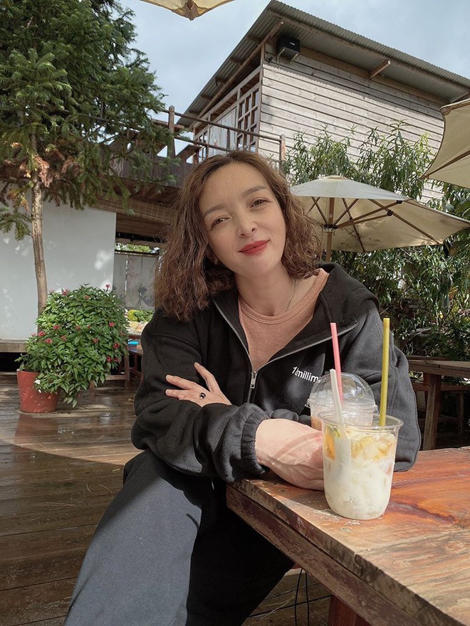Các "chị mẹ" ngoài 50 vẫn ngỡ chỉ 30: Ảnh ọt cầu kỳ không kém hot girl, chơi với con như hai người bạn - Ảnh 10. Các "chị mẹ" ngoài 50 vẫn ngỡ chỉ 30: Ảnh ọt cầu kỳ không kém hot girl, chơi với con như hai người bạn - Ảnh 10.