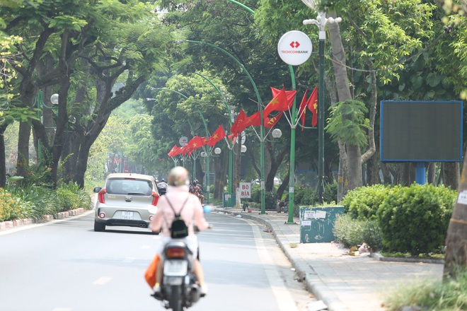 Ảnh: Phố phường Hà Nội rợp cờ hoa chào mừng Quốc khánh 2/9 - Ảnh 10.