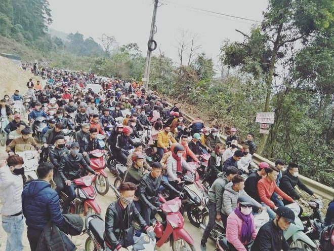 Đường lên Tam Đảo "thất thủ" ngày 2⁄9, hàng nghìn thanh niên mệt mỏi vì ùn tắc nhiều km - Ảnh 4. Đường lên Tam Đảo "thất thủ" ngày 2⁄9, hàng nghìn thanh niên mệt mỏi vì ùn tắc nhiều km - Ảnh 4.