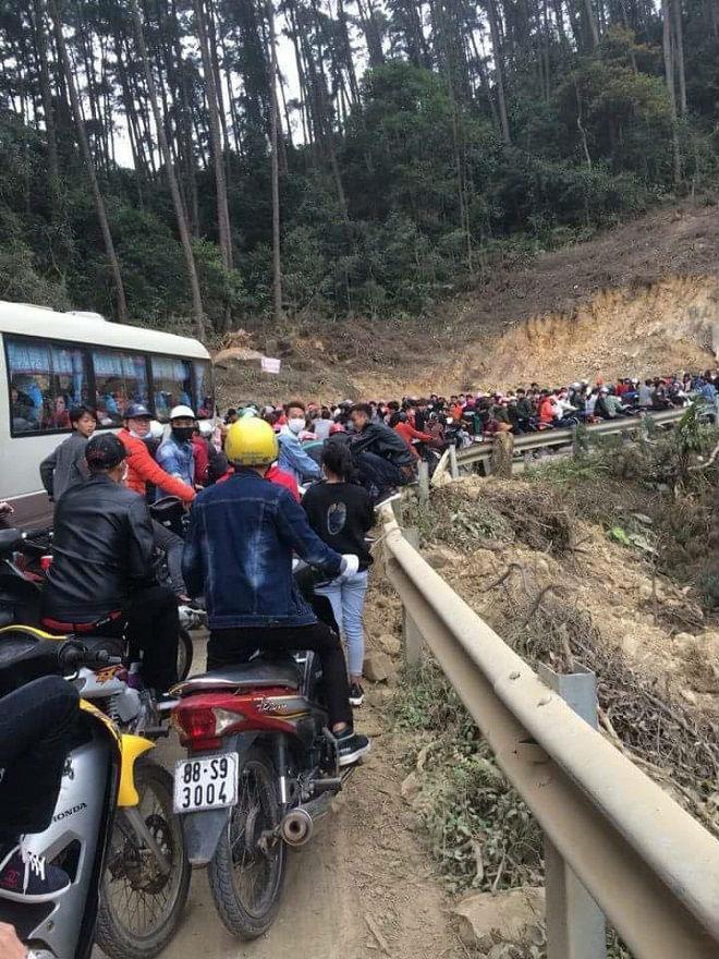 Đường lên Tam Đảo "thất thủ" ngày 2⁄9, hàng nghìn thanh niên mệt mỏi vì ùn tắc nhiều km - Ảnh 4. Đường lên Tam Đảo "thất thủ" ngày 2⁄9, hàng nghìn thanh niên mệt mỏi vì ùn tắc nhiều km - Ảnh 4.
