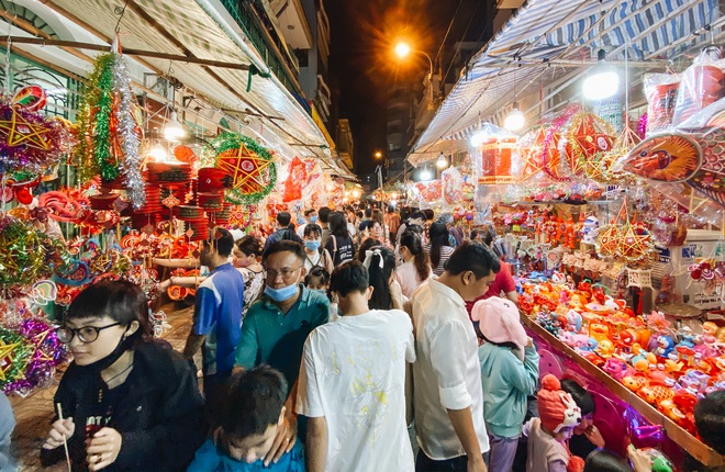 Người Sài Gòn đeo khẩu trang, đón Trung thu sớm trên phố lồng đèn - Ảnh 1.