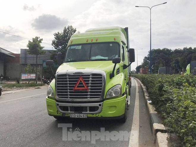 Va chạm với xe container, hai người đàn ông chết tại chỗ - Ảnh 2.