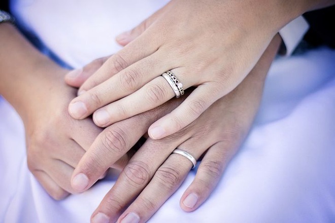 Đeo nhẫn cưới tay trái hay tay phải mới đúng? Hóa ra có những ý nghĩa bất ngờ đằng sau mà chúng ta ít khi để ý đến - Ảnh 3.