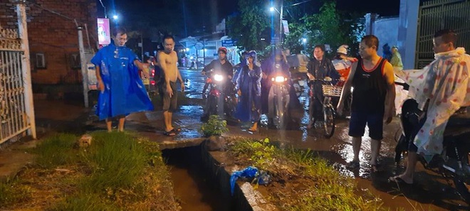1 người rớt xuống cống nước bị cuốn mất tích trong cơn mưa lớn ở Đồng Nai - Ảnh 1.