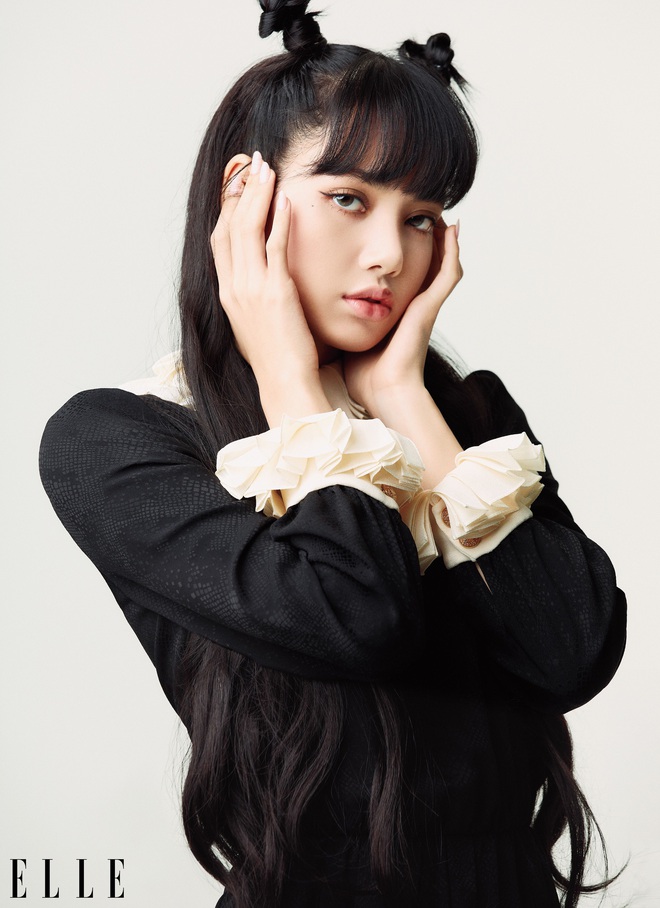 Lisa (Blackpink) - Không chỉ là một ca sĩ tài năng, Lisa của BLACKPINK còn là một trong những người mẫu đang được săn đón nhất tại Hàn Quốc và thế giới hiện nay. Với vẻ đẹp trẻ trung, thần thái nổi bật cùng phong cách ăn mặc cá tính, Lisa sẽ khiến bạn không thể rời mắt khỏi những bức hình của cô.