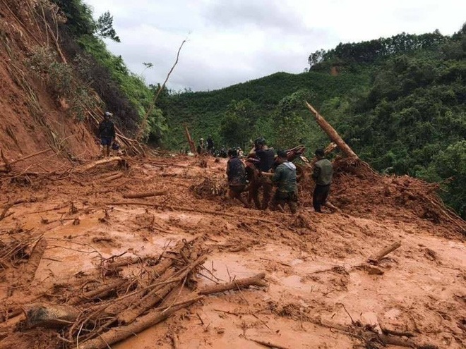 16 trai làng xuyên đêm khiêng cô gái vượt 22km đường rừng đi cấp cứu - Ảnh 3.