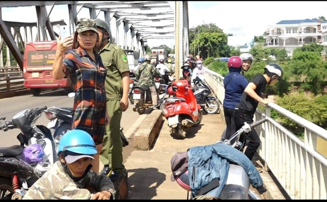 Đang xem cảnh t&igrave;m kiếm người mất t&iacute;ch, 1 phụ nữ bất ngờ gieo m&igrave;nh xuống s&ocirc;ng - Ảnh 1.