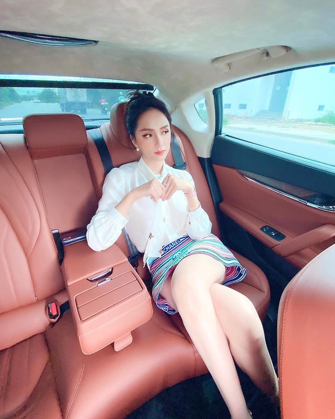Hương Giang đụng hàng Phượng Chanel và cả dàn sao Kpop: Nhìn qua là biết ai chơi nhất, có nàng còn xén váy ngắn cũn - Ảnh 2.