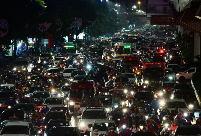 Đường phố Hà Nội ùn tắc kinh hoàng hàng giờ liền sau trận mưa lớn, dân công sở kêu trời vì không thể về nhà - Ảnh 5.