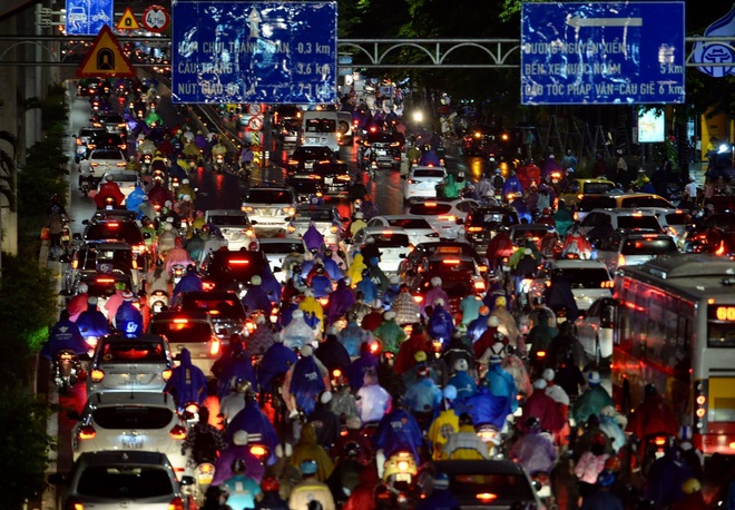 Mưa lớn tại Hà Nội mọi người sử dụng áo mưa