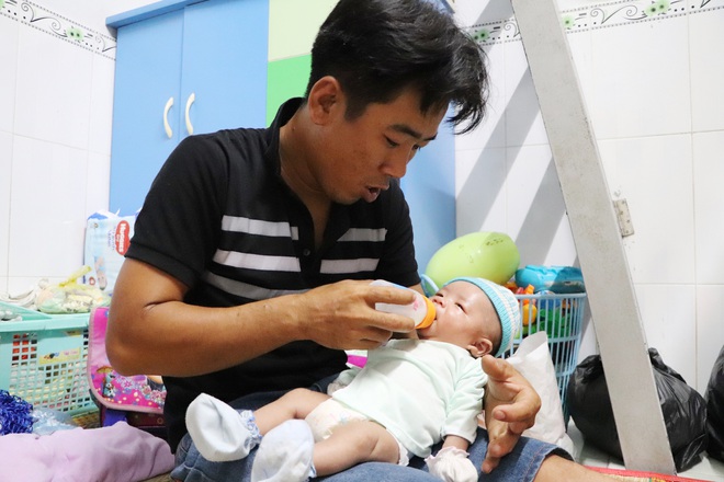 Vợ mất sau khi sinh, chồng chết lặng &ocirc;m 4 đứa con khờ dại: Mẹ con kh&ocirc;ng về nữa đ&acirc;u - Ảnh 1.