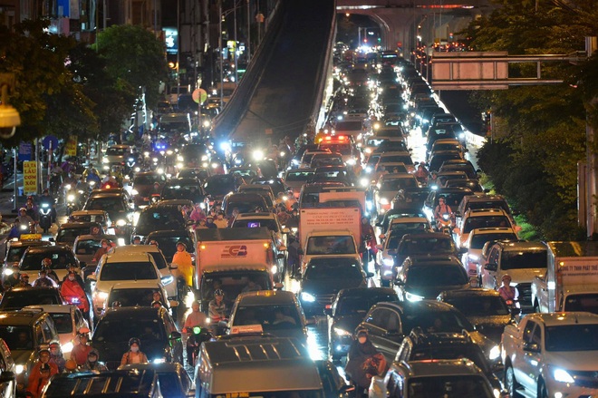 Đường phố Hà Nội ùn tắc kinh hoàng hàng giờ liền sau trận mưa lớn, dân công sở kêu trời vì không thể về nhà - Ảnh 17.