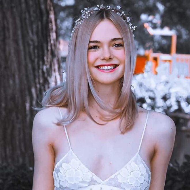 “Công chúa Aurora” Elle Fanning khiến netizen “trụy tim” với khoảnh khắc cười xinh, xẻ ngực táo bạo nhưng trong trẻo tựa thiên thần - Ảnh 3.