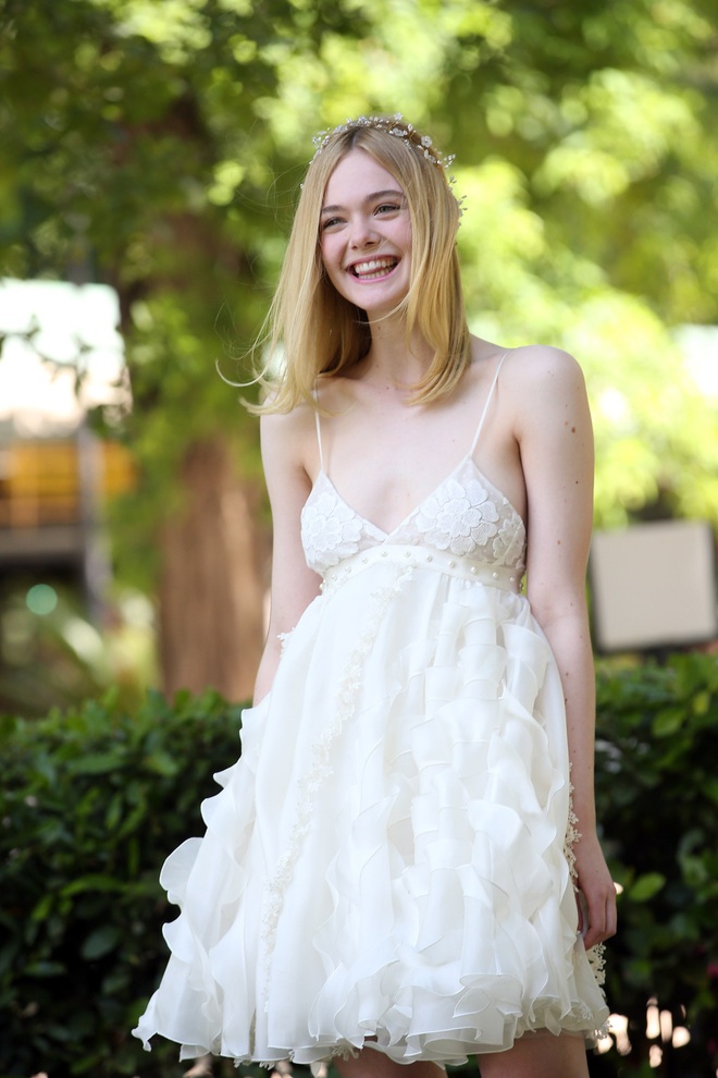 “Công chúa Aurora” Elle Fanning khiến netizen “trụy tim” với khoảnh khắc cười xinh, xẻ ngực táo bạo nhưng trong trẻo tựa thiên thần - Ảnh 6.