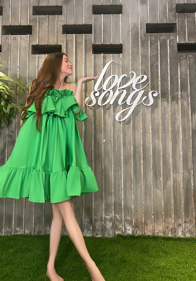 Vừa hẹn h&ograve; với Matt Liu, Hương Giang đ&atilde; đụng ngay v&aacute;y giấu bụng bầu của H&agrave; Hồ - Ảnh 4.
