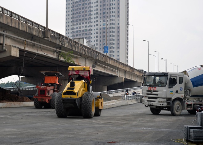 Cận cảnh tuyến đường vành đai 3 đi thấp qua hồ Linh Đàm đang trong quá trình hoàn thiện - Ảnh 2.