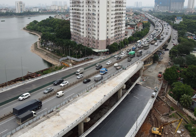 Cận cảnh tuyến đường vành đai 3 đi thấp qua hồ Linh Đàm đang trong quá trình hoàn thiện - Ảnh 4.