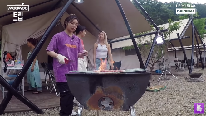 Thương cho MAMAMOO: Tính trổ tài nấu ăn nhưng lại suýt biến bữa BBQ thành tiệc nướng bóng đêm khét lẹt - Ảnh 8.