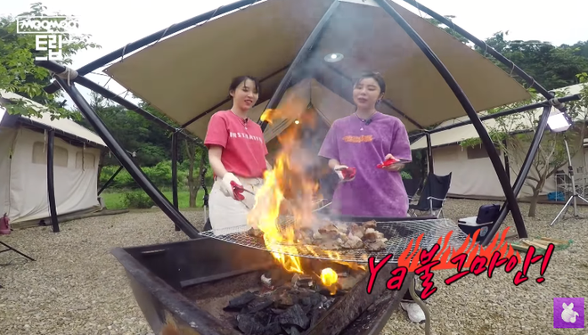 Thương cho MAMAMOO: Tính trổ tài nấu ăn nhưng lại suýt biến bữa BBQ thành tiệc nướng bóng đêm khét lẹt - Ảnh 9.